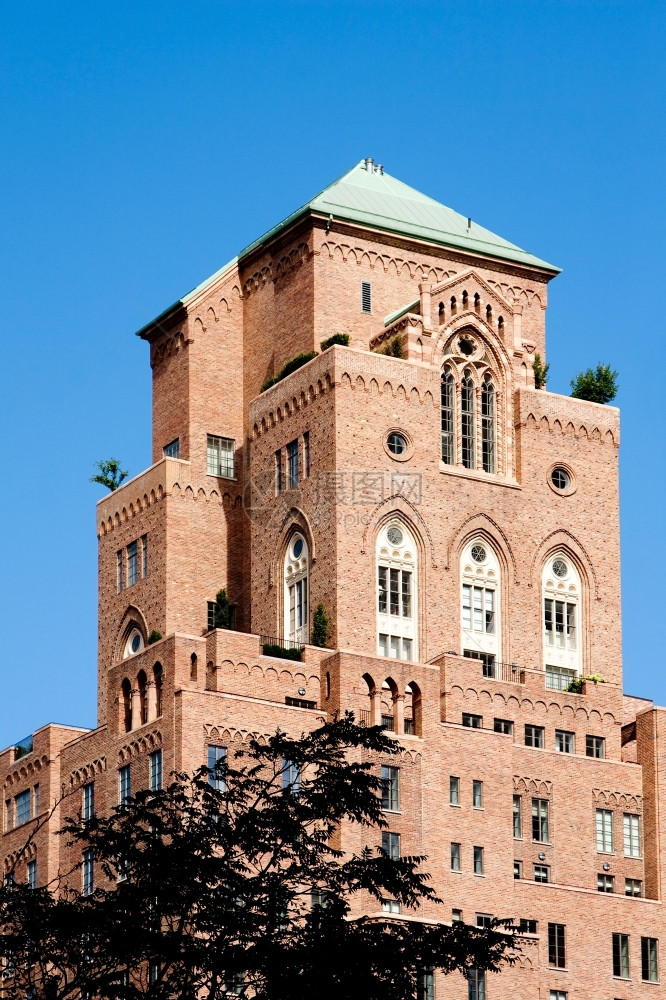 砖块约克二十多岁旧风格192020年代的建筑砖公寓楼有哥特式拱门窗户对着蓝色夏日天空纽约市曼哈顿的Barbizon63共管区以前图片