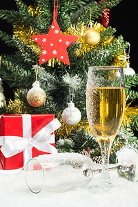 圣诞树闪亮香槟酒图片