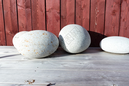 木甲板上的光滑圆石与覆层卵头沉思图片