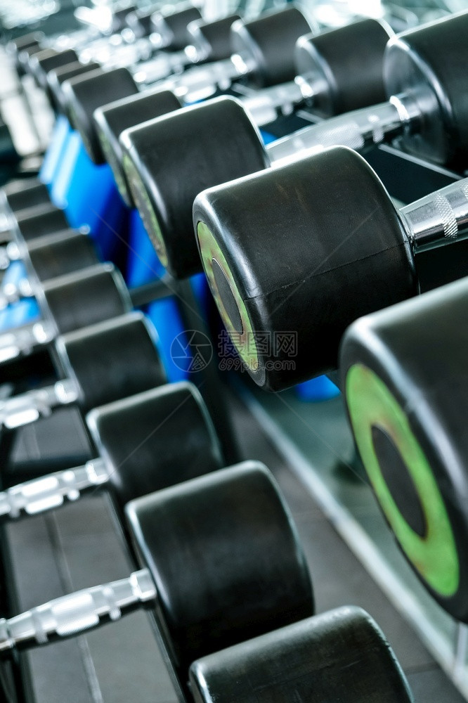 Fitness设备哑铃重量的近视图像Gym背景活动专业的强图片