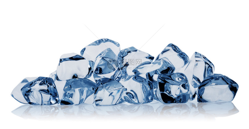 束刷新水晶一堆不同的冰块隔离在白色背景上调在蓝一堆不同的冰块图片