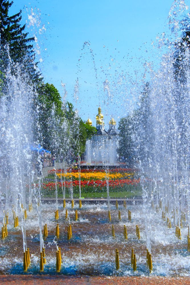 露天人们在公园里休息有喷泉的人在城市公园里休息在切尔尼希夫有喷泉凉爽的建筑学图片