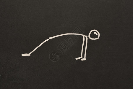 木板大学瑜伽后弯姿势黑板上的Purvottanasana弯曲图片