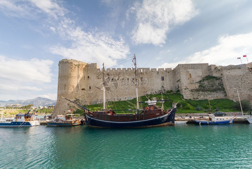 古老的旅游历史201年3月7日塞浦路斯凯里尼亚201年3月7日01年7世纪历史城堡和旧港在塞浦路斯岛凯里尼亚拥有著名的新古典船图片