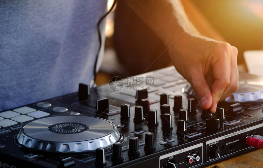 嘻哈DJ在数字中迪控制器上播放和混合音乐韵律声的图片