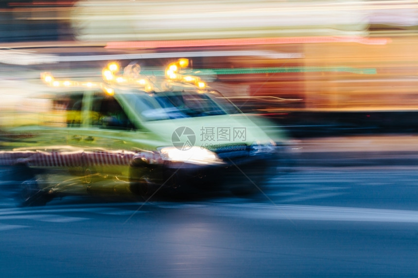 超车匆忙在一片模糊的城市景象中救护车接触图片