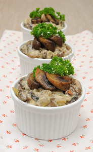 晚餐奶油的菜肴用酱烘烤的蘑菇图片