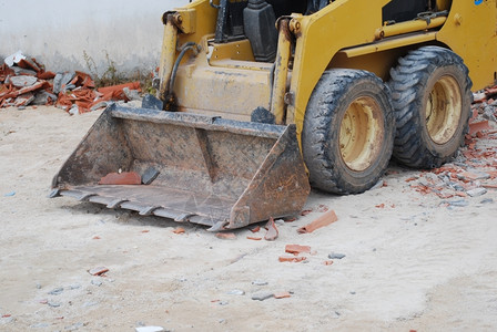 力量轮子建筑工地有黄色毛虫进行挖掘搬运和建造粗糙的图片