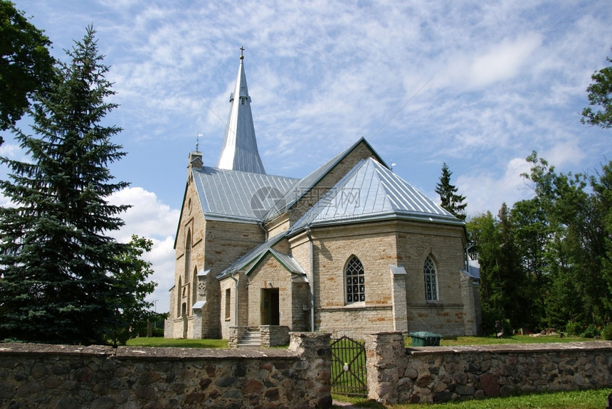 爱沙尼亚JuriBebeaautific运行教堂在天空和云彩的背景历史精神图片