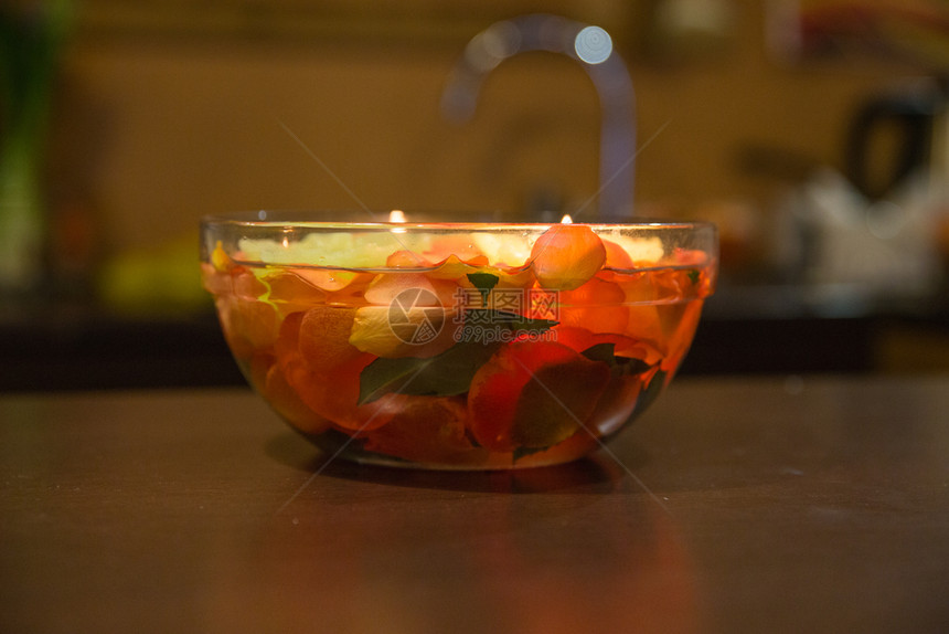 餐厅树叶拉脱维亚城市Jekabpils市Jekababpils在玻璃碗里放着灯光和玫瑰叶火焰图片