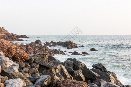 场景风大西洋美丽的水域及其在塞内加尔达喀市附近的岩石状海岸线位于塞内加尔的达喀市附近海景背景图片