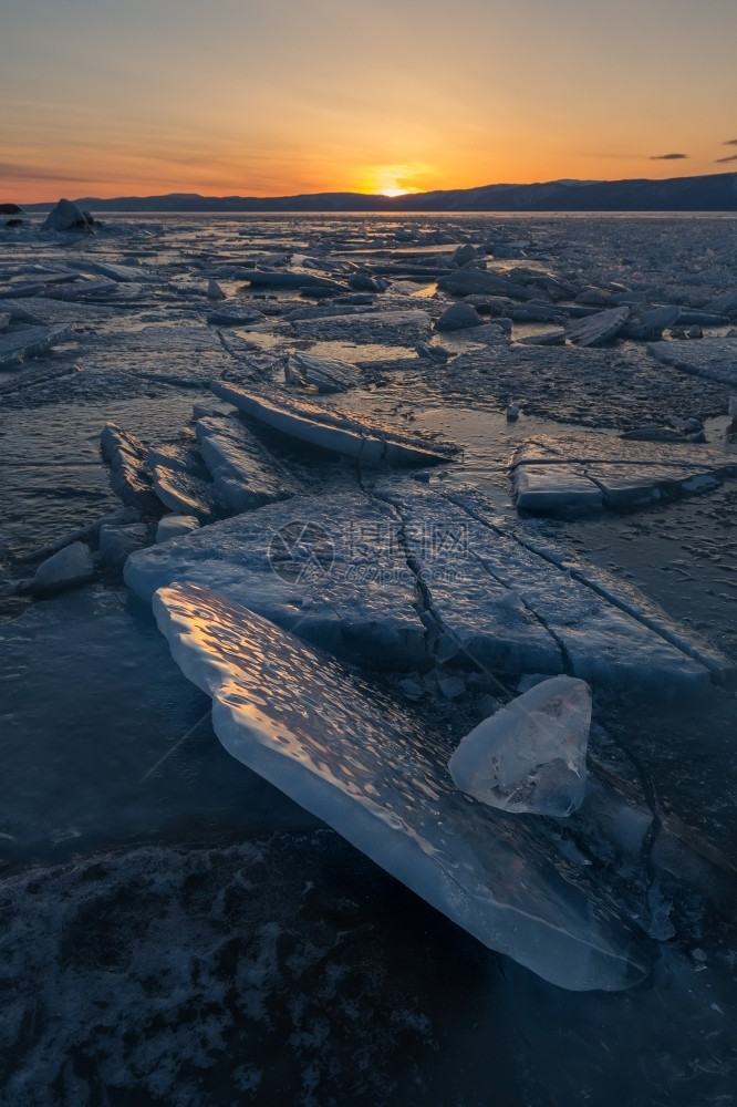 俄罗斯伊尔库茨克地区冰冷的贝加尔湖日落蓝色霜橙图片