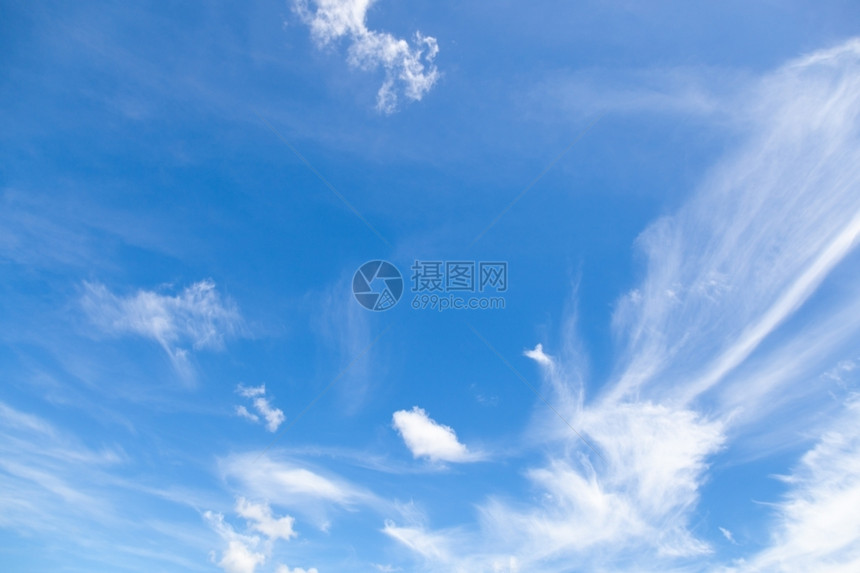 白天太阳和炎热的天空中大部分是云彩和清空的天气大层季节图片