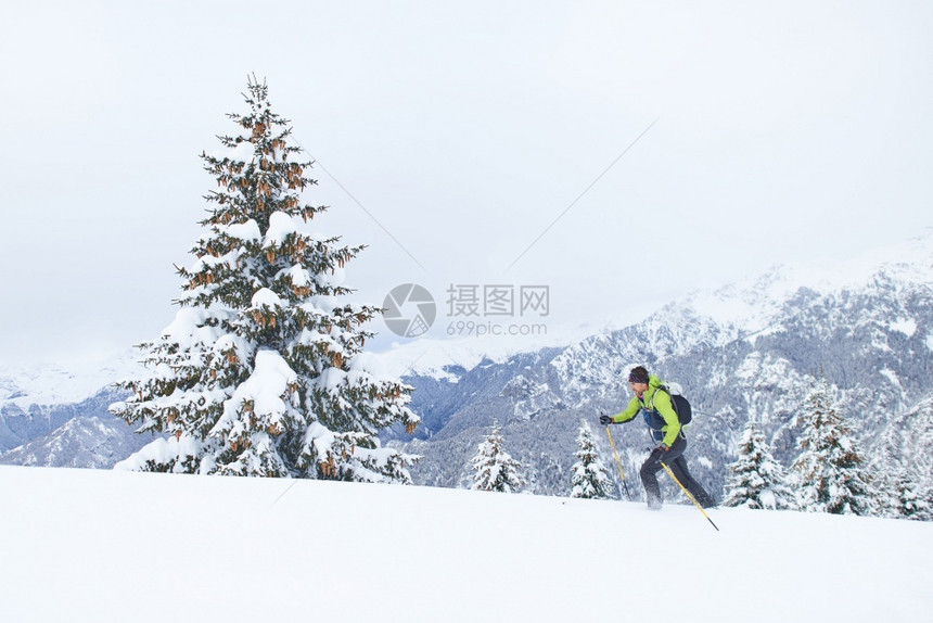 冬季滑雪的运动者图片