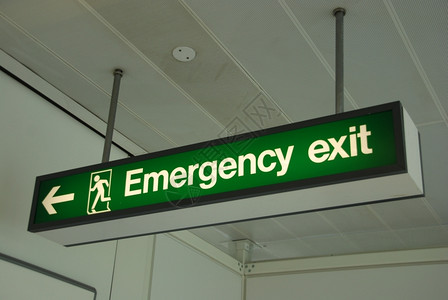 操作说明数字信号在国际机场的紧急标志照片上写下的紧急指示牌照片图片