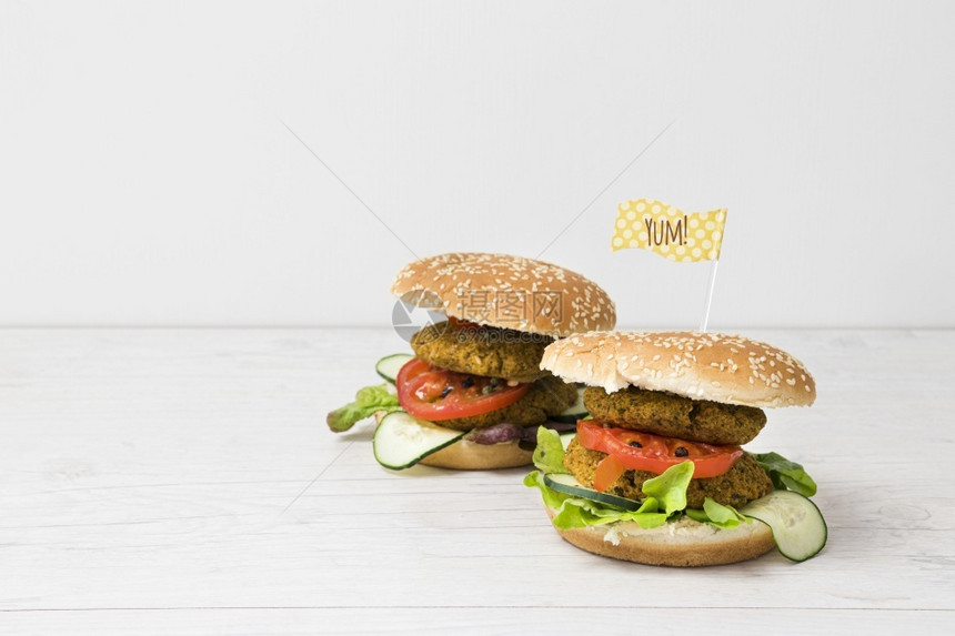 美味的莴苣查看带有复制空间的蔬菜汉堡较暗图片