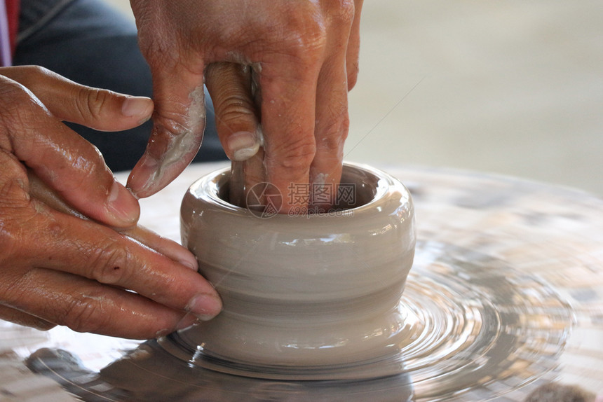 美丽的黏土古董一个老手帮小孩做花瓶陶器的技艺图片