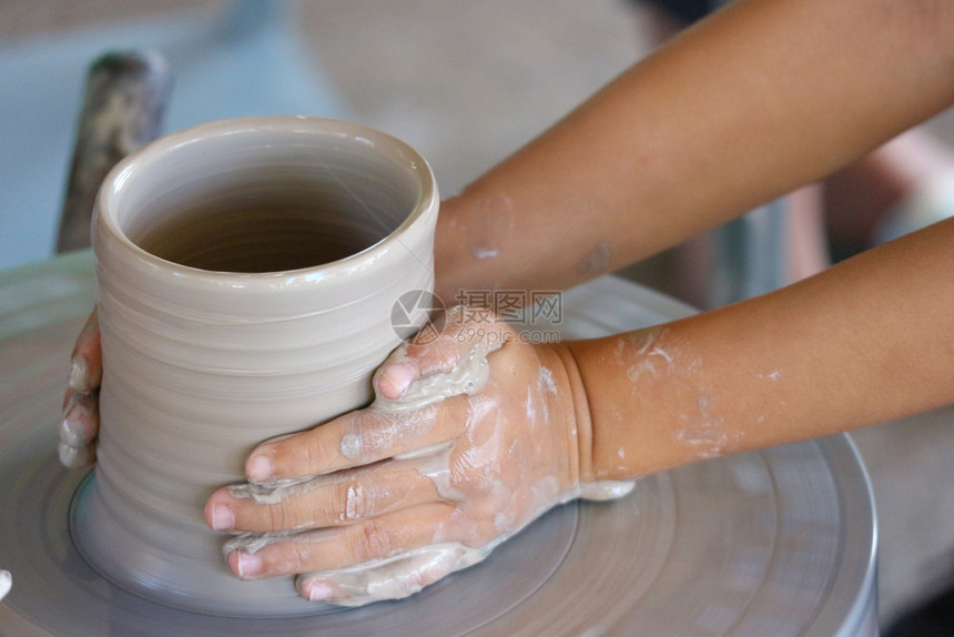 古董技能做花瓶陶器的手在从老教书之后烘烤的图片