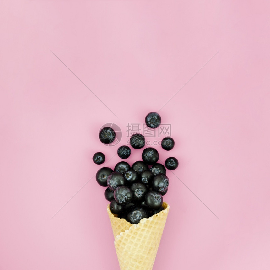 自然香脆的蓝莓浅色表面冰淇淋锥水果图片