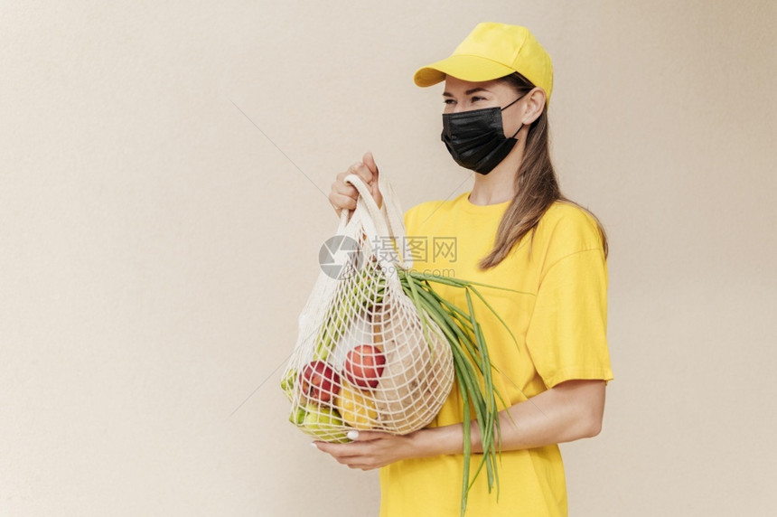 中射持水果网的妇女种子蔬菜图片
