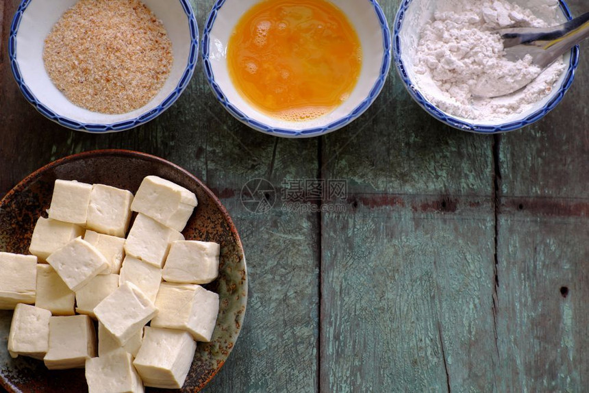 美食越南烹饪的节素品有香料力的炸豆腐面粉和木本土制食品原料面粉和木制自食品的油炸图片