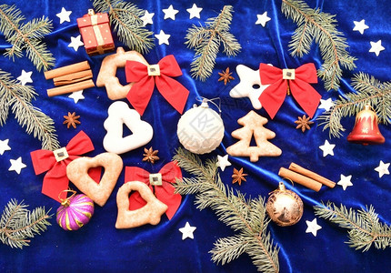 圣诞姜饼蓝葡萄树枝和圣诞装饰品分支机构蓝色的冬天图片