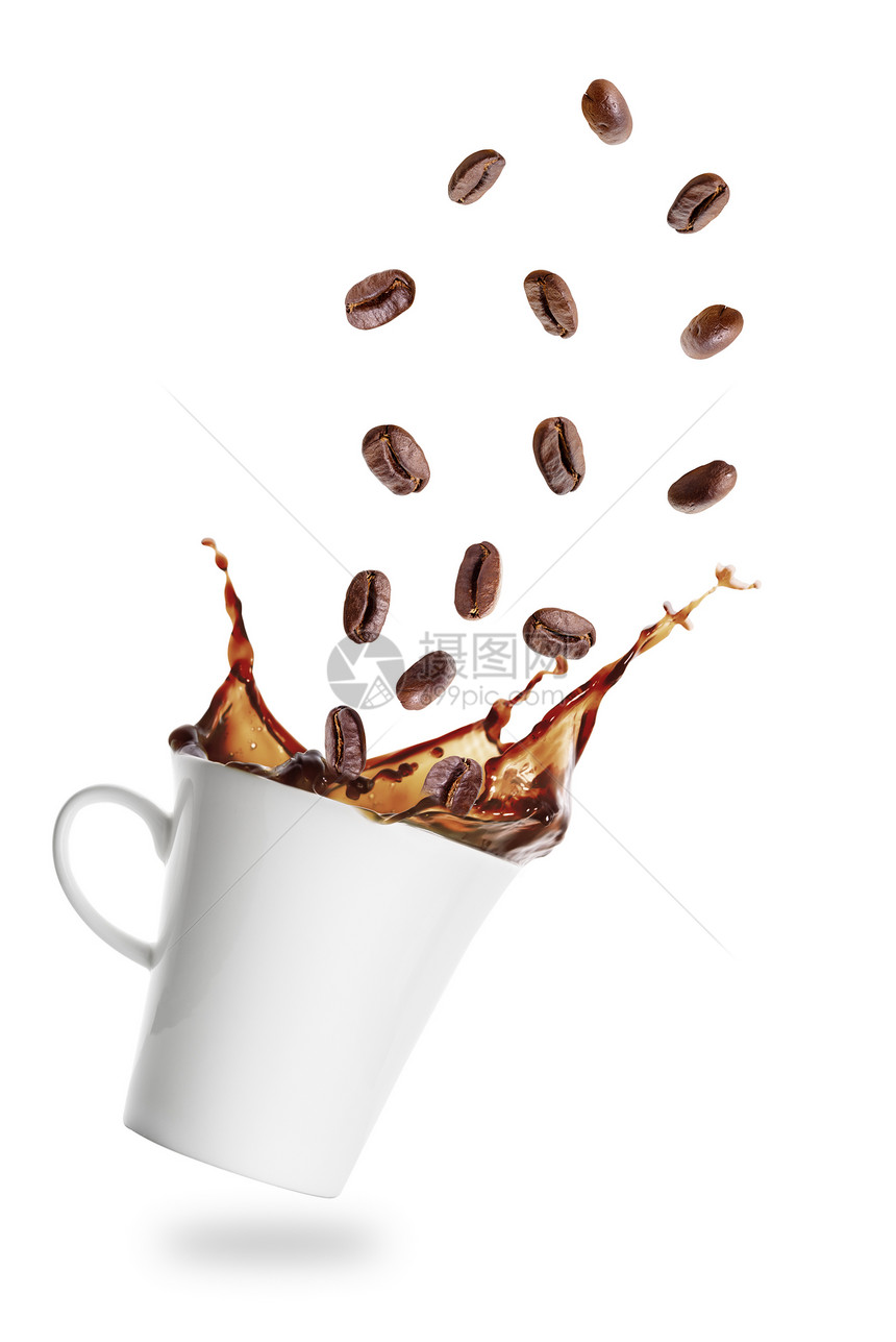 咖啡粒子飞向杯在白色背景上隔离喷雾咖啡粒子飞向杯随着喷水早餐谷物图片