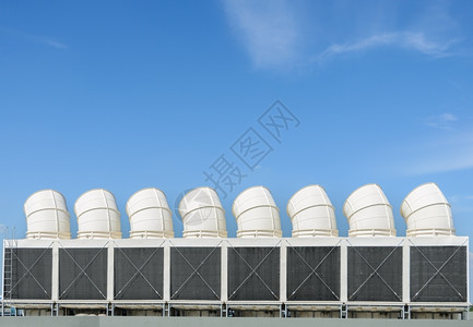 直饮水机制冷剂工业却塔或风式水机建筑屋顶的工业冷却塔或风式水机建造器背景