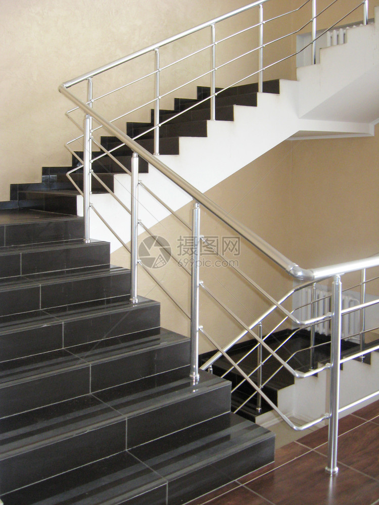 壁柱小路屋现代化办公楼梯带有瓷砖级的现代化办公楼梯图片
