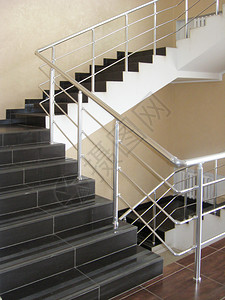 壁柱小路屋现代化办公楼梯带有瓷砖级的现代化办公楼梯图片