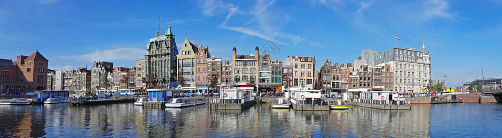 荷兰阿姆斯特丹市风景来自荷兰阿姆斯特丹老的目地运河图片