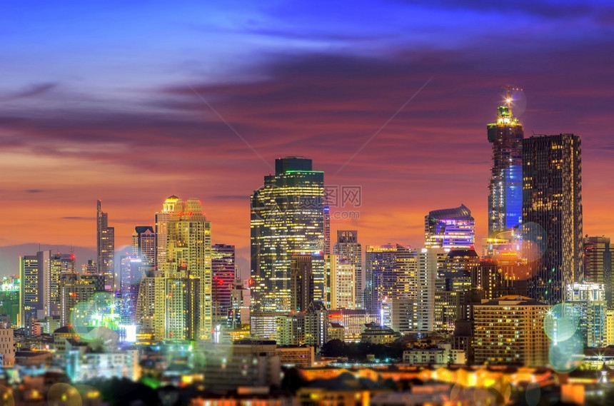 夜晚天际线交通曼谷商业区在暮色天空中戏剧地与模糊的灯光相结合概念将多重曝光与散景曼谷商业区相结合图片