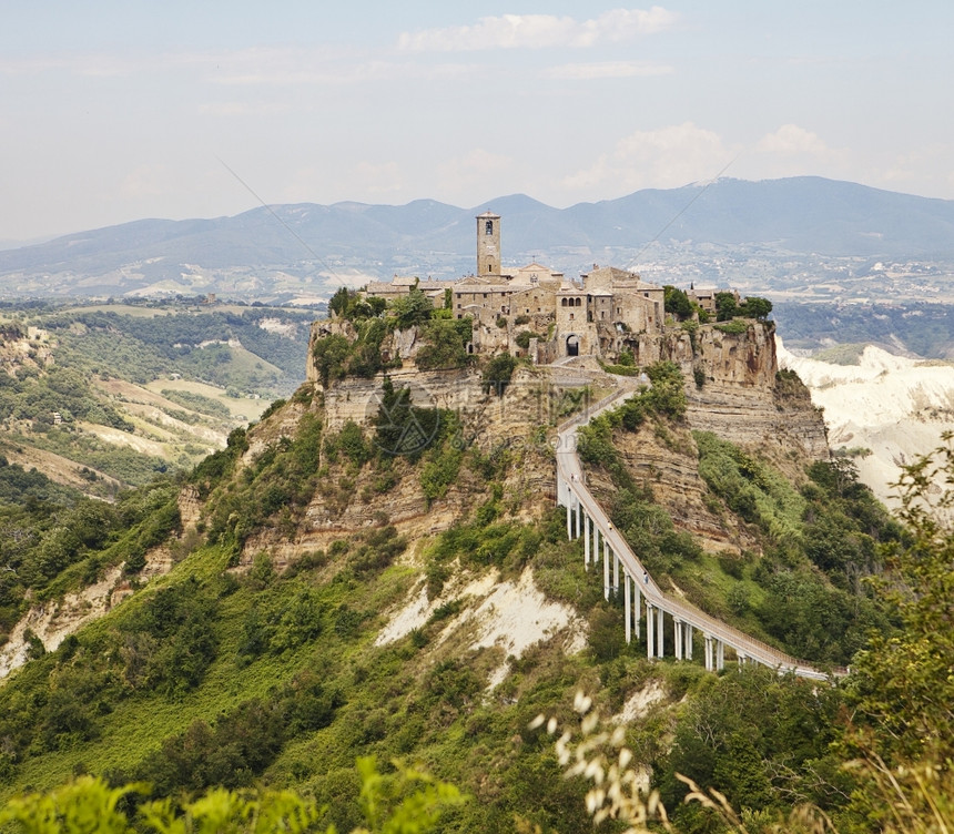 毁坏地标中世纪山丘城镇Civita与世界其他地区相连接在几年前地震摧毁自然陆桥之后由一座行人桥连接到世界其它地方结石图片