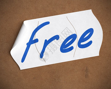 写在纸上的文字生态一种在纸板背景蓝色文字白标签和棕纸箱免费单词上写在可撕破的价格标签上提供设计图片