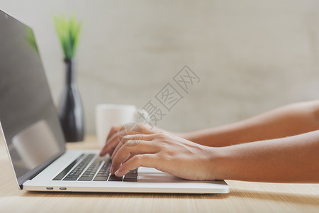 教育键盘计算机上的近端手键入可选择的工作图片