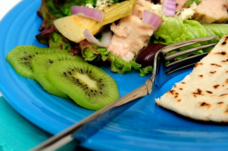 用金枪鱼和新鲜水果做的沙拉高清图片