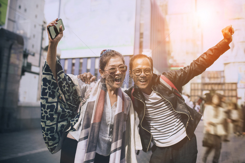 在日本乌萨卡最受欢迎的旅游目地多顿伯里岛dtonbori夫妻和亚裔旅行者快乐情绪参观幸福城市图片