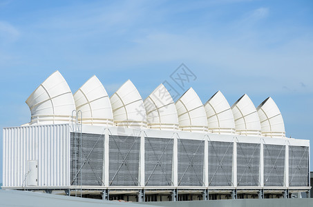 技术白色的建筑屋顶上工业冷却塔或空调机气图片
