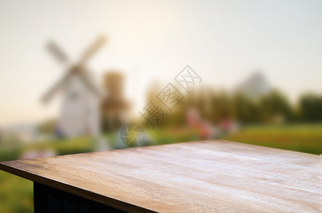 正面现代的模糊建筑布局上的空木桌花园背景头图片