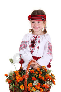 微笑穿着白色背景的乌克兰服装的小女孩穿白衣假期花图片