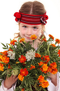 穿着白色背景的乌克兰服装的小女孩穿白衣欧洲的针线活传统图片