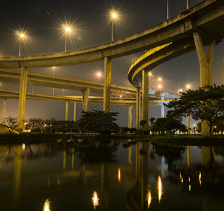 Bhumibol桥在泰国曼谷夜间亮灯柱子晚耀斑图片