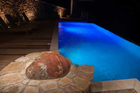 清除灯光塞浦路斯美丽的夜景现代别墅无尽泳池的美丽夜晚月光前有安波拉图片