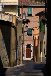 旅游的意大利语比萨市中心街道上的城市图片