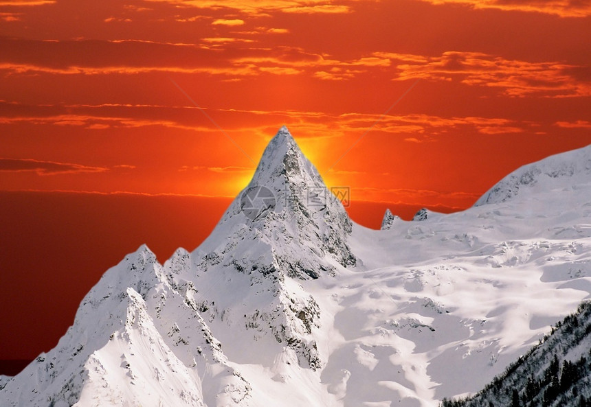 站立俄罗斯西高加索Dombai山区的照片雪覆盖山峰与红天对立高如山顶太阳季节图片