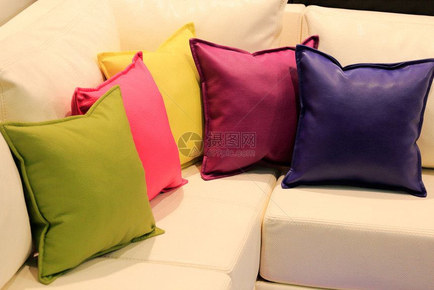 简单皮沙发上不同颜色的枕头水平不同图片