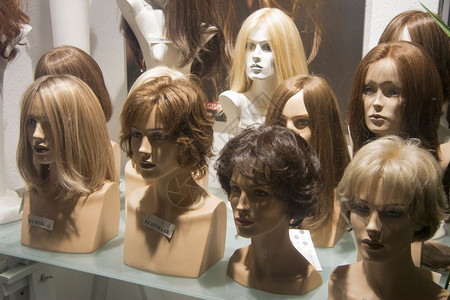 塑料在商店窗户的模特上戴时装假发女士们人体模型图片