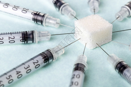 被困在甘糖立方体的胰岛素注射器糖尿病治疗概念医的健康瘾图片
