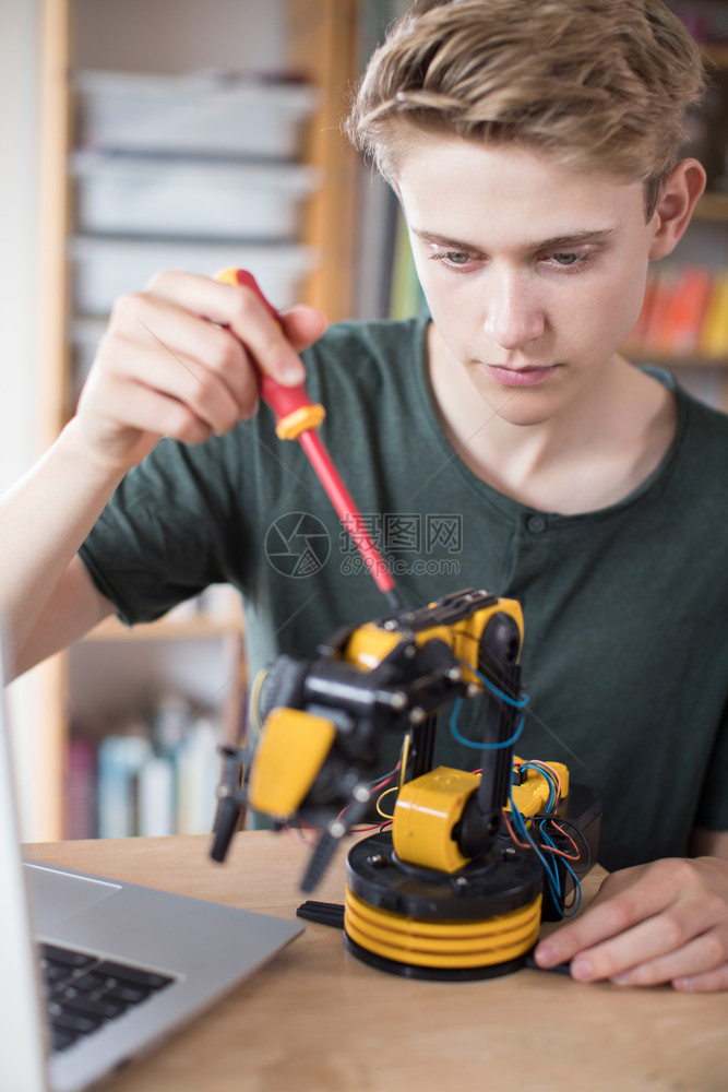 家校内青少年男孩建造机器人臂工程男生图片