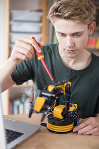 家校内青少年男孩建造机器人臂工程男生图片